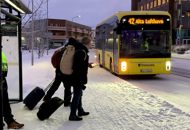 mennesker på tur inn i en buss