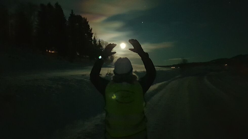 Deltakerne fikk følge av fullmånen på sin ferd gjennom Nordhagrunden, men den lot seg ikke fange - annet enn av kamera.... (Foto: Stein Arne Negård)