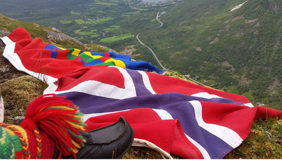 Bilde samisk og norsk flagg