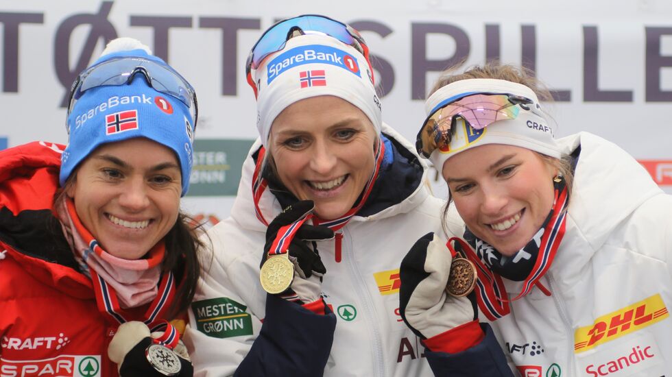 Blide NM-medaljører på 20 km med skibytte (fra v.): Heidi Weng, Therese Johaug og Kristine Austgulen Fosnæs. (Foto: Rolf Bakken)