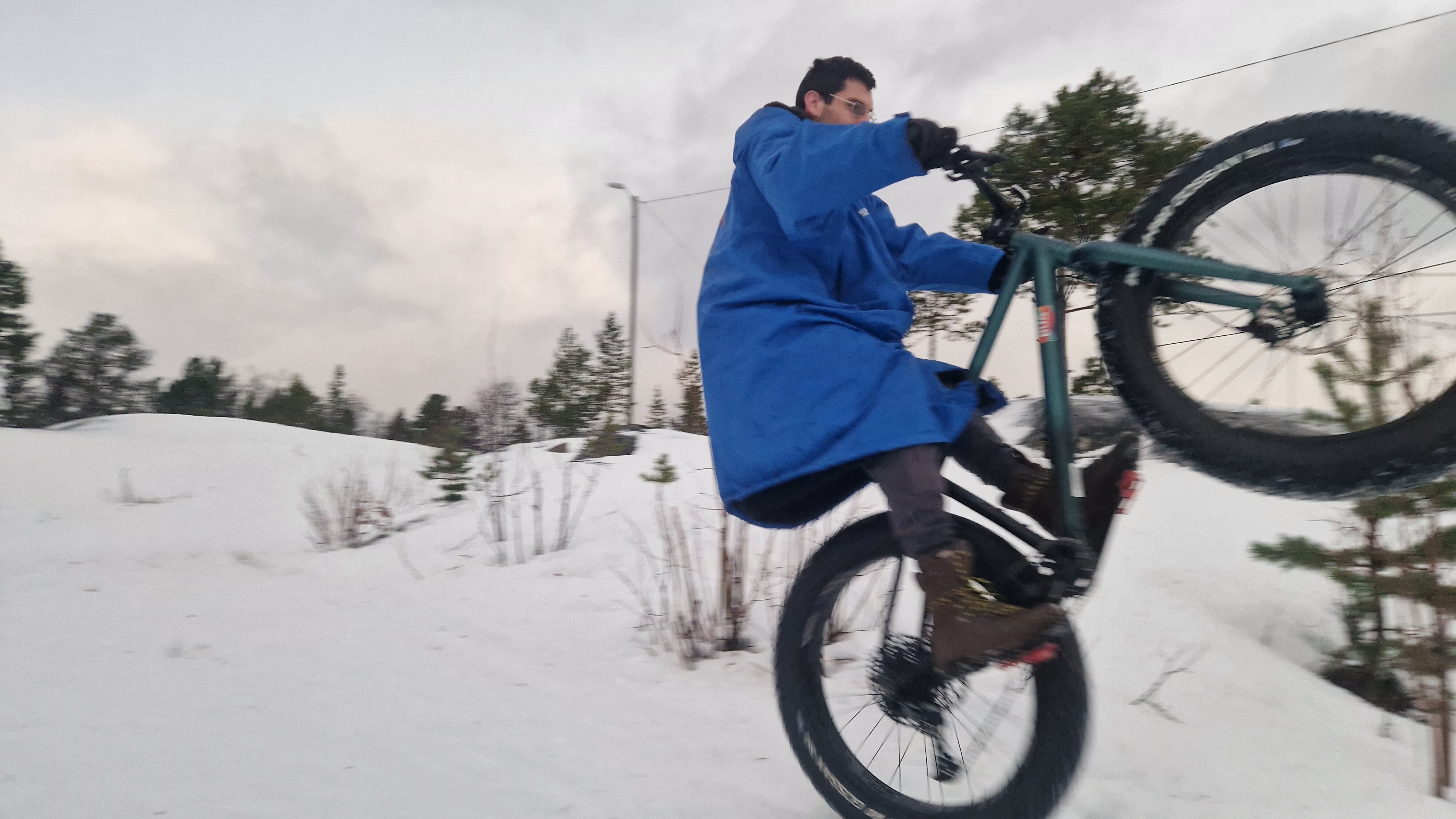 Antohny viser et hjuls sykling på fatbike i skiløypa