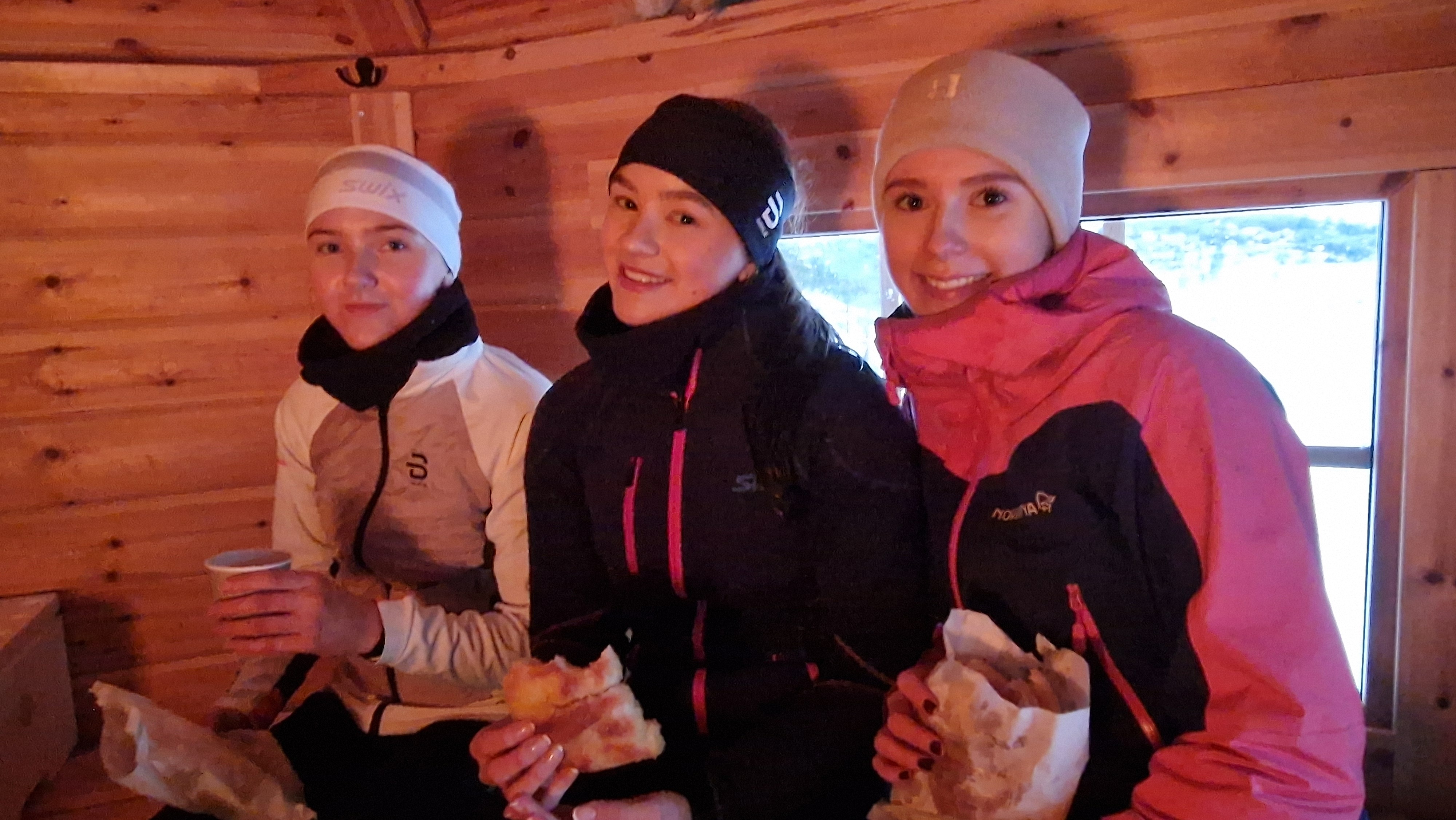 3 spreke skidamer får boller og kakao