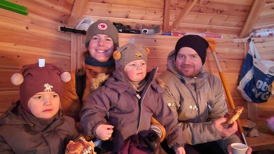 Familie besøkte oss i grillhytta Gakori, fikk kakao og boller.