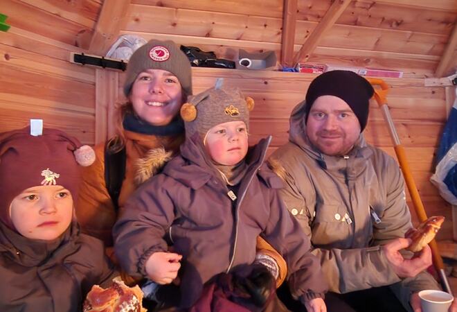 Familie besøkte oss i grillhytta Gakori, fikk kakao og boller.