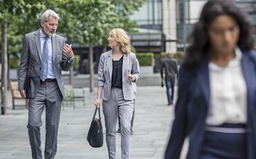 Walk and talk kan senke skuldrene, styrke tilliten og gjøre det lettere å snakke om temaer som ofte blir liggende mellom linjene i et tradisjonelt møterom.. (Foto: Istock.com)) Walk and talk kan senke skuldrene, styrke tilliten og gjøre det lettere å snakke om temaer som ofte blir liggende mellom linjene i et tradisjonelt møterom.. (Foto: Istock.com))