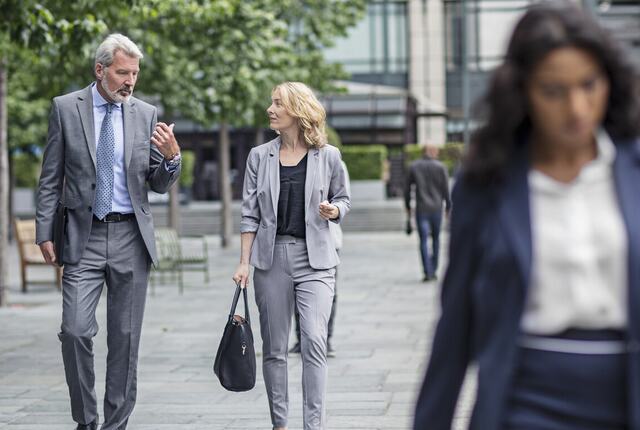 Walk and talk kan senke skuldrene, styrke tilliten og gjøre det lettere å snakke om temaer som ofte blir liggende mellom linjene i et tradisjonelt møterom.. (Foto: Istock.com)) Walk and talk kan senke skuldrene, styrke tilliten og gjøre det lettere å snakke om temaer som ofte blir liggende mellom linjene i et tradisjonelt møterom.. (Foto: Istock.com))