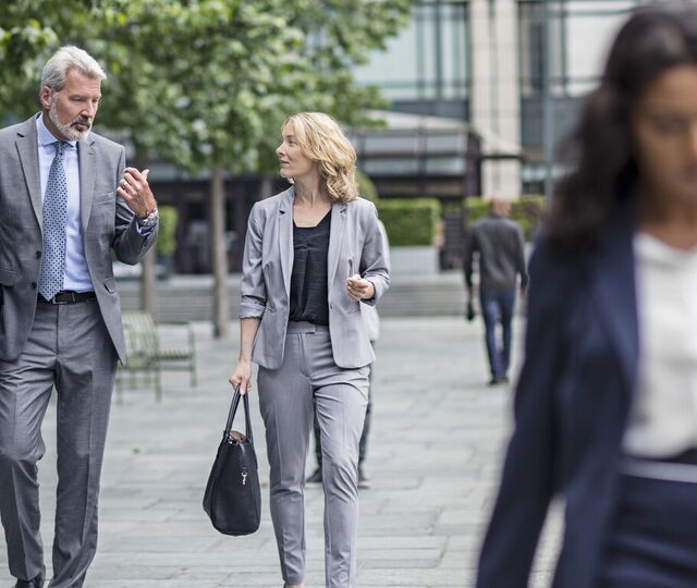 Walk and talk kan senke skuldrene, styrke tilliten og gjøre det lettere å snakke om temaer som ofte blir liggende mellom linjene i et tradisjonelt møterom.. (Foto: Istock.com)) Walk and talk kan senke skuldrene, styrke tilliten og gjøre det lettere å snakke om temaer som ofte blir liggende mellom linjene i et tradisjonelt møterom.. (Foto: Istock.com))