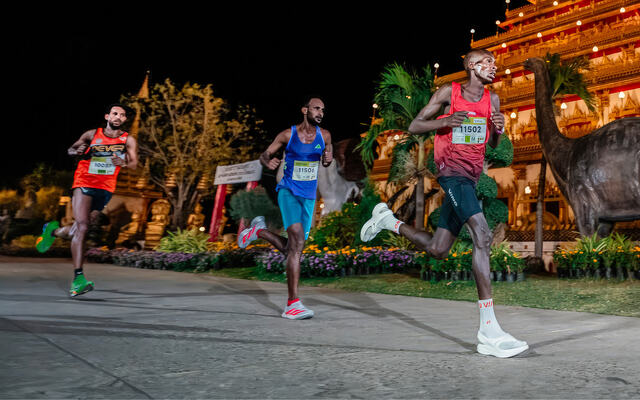 Barnabas Kiplimo på vei mot soleklar pers og seier i Khon Kaen Marathon - iført sandaler. (Foto: VING / ving.run)