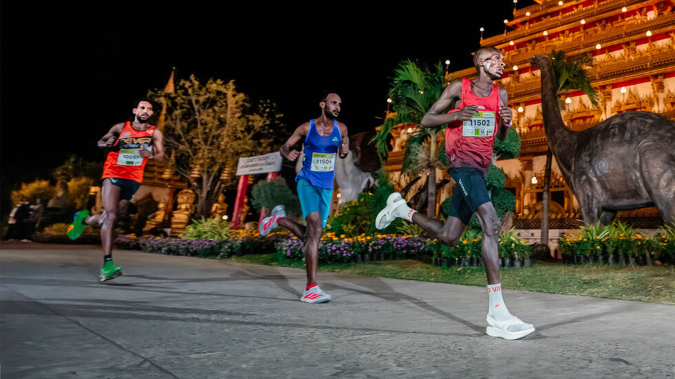 Barnabas Kiplimo på vei mot soleklar pers og seier i Khon Kaen Marathon - iført sandaler. (Foto: VING / ving.run)