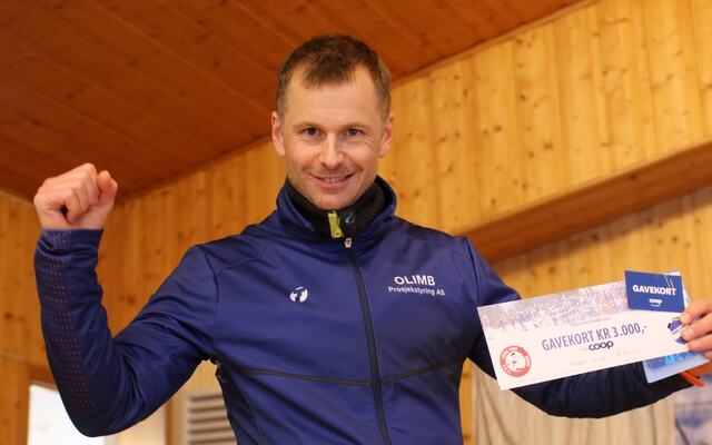 Henrik Olimb med vinnerbonusen for andre året på rad i Trysil-Knut rennet i Søre Osen. (Foto: Rolf Bakken)