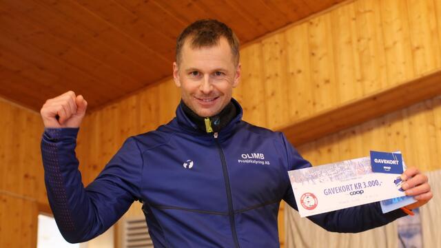 Henrik Olimb med vinnerbonusen for andre året på rad i Trysil-Knut rennet i Søre Osen. (Foto: Rolf Bakken)