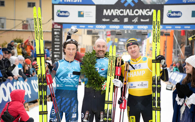 Andreas Nygaard manglet en seier i Marecialonga i sin store premiesamling. I dag kom den. Max Novak, Team Aker Dæhlie; Andreas Nygaard, Team Ragde Charge; Amund Hoel, Team Engcon. (Foto: Vanzetta/NordicFocus)