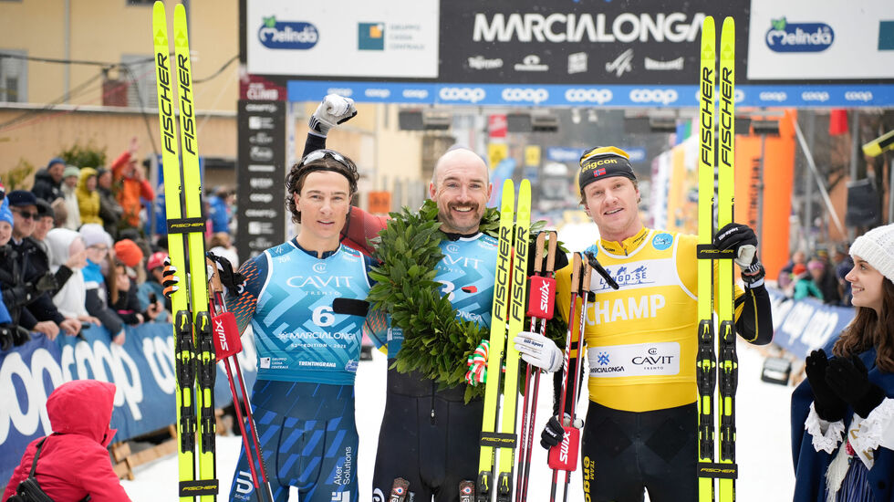 Andreas Nygaard manglet en seier i Marecialonga i sin store premiesamling. I dag kom den. Max Novak, Team Aker Dæhlie; Andreas Nygaard, Team Ragde Charge; Amund Hoel, Team Engcon. (Foto: Vanzetta/NordicFocus)