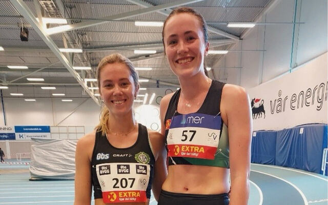 Kristine Lande Dommersnes (til venstre) og Oda Lundeby Andersen var de to eneste jentene som løp 3000 m i Sørvestmesterskapet. (Foto: privat)