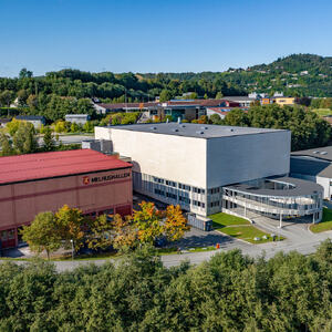 Melhushallen og Bankhallen.