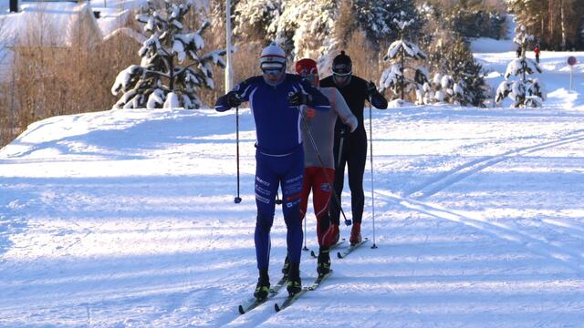 Amund Sigstad drar som her i Nyttårstaken med seg turløpere og skimosjonister i en virtuell Tour de Ski i Elverum. (Foto: Sigurd Westgård)