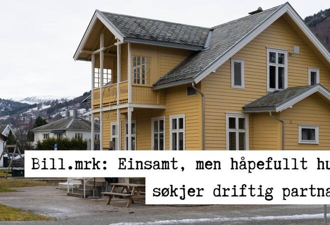 Ein gul villa ved ein leikepark, med eit skilt med teksten "Bill.mrk: Einsamt, men håpefullt hus søkjer driftig partnar".