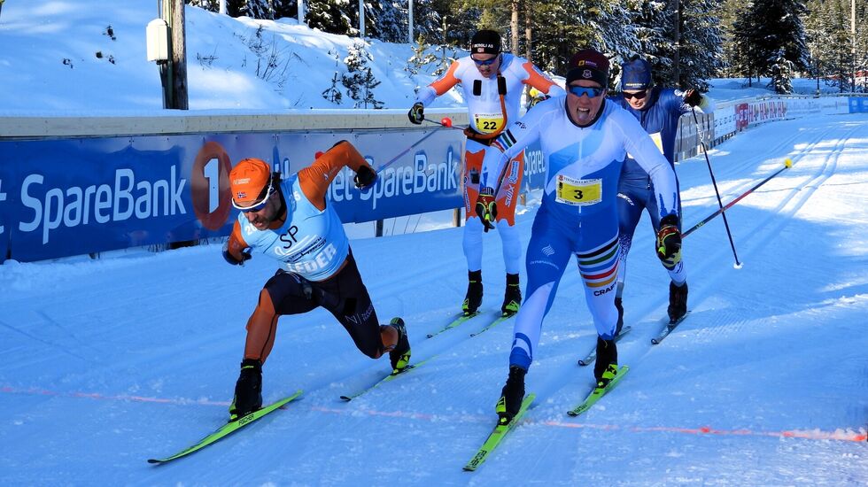 Henning Lie krysser målstreken en snau fot foran Anders Hermansen på Gåsbu langrennsenter lørdag. (Foto: Stein Arne Negård)