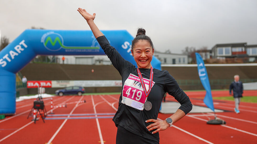 Her lar vi vinneren av halvmaraton i det forrige løpet, Tina Emilie Lee Lange, få være den som ønsker velkommen til Februar Maraton. (Foto: Arne Dag Myking)