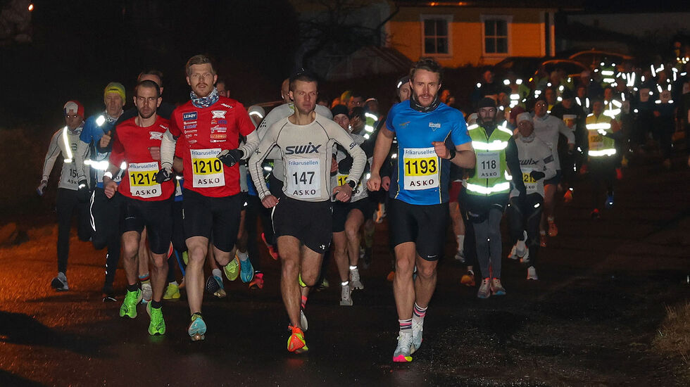 Espen Borge Joensen (147) og Magnus Kallager tar føringen ut fra start på Frikarusellen. De etterfølges av mange løpere denne gangen.(Alle foto: Arne Dag Myking)