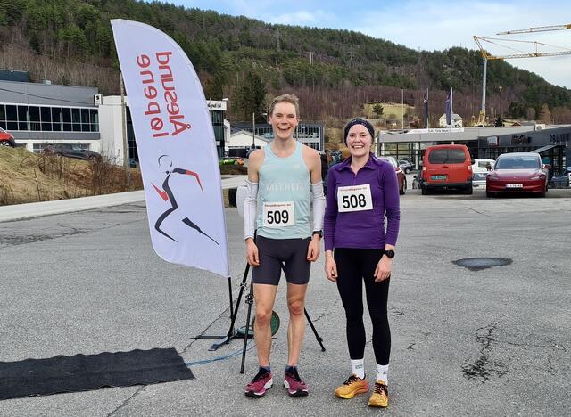 De to fornøyde vinnerne på 10 km i dagens løp, Bjørn Sether Wastvedt og Janne Elin Vatnaland. Foto: Sigbjørn Lerstad