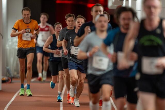 238 løpere var i sving på dag 2 av Bislett Indoor Marathon. Her fra helmaratondistansen. (Foto: Samuel Hafsahl)