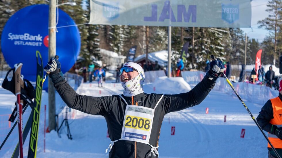 Så glad var polske Krzysztof Chowicki etter å ha gjennomført halvmaraton på Østby i 2024. (Foto: Jonas Sjøgren) 