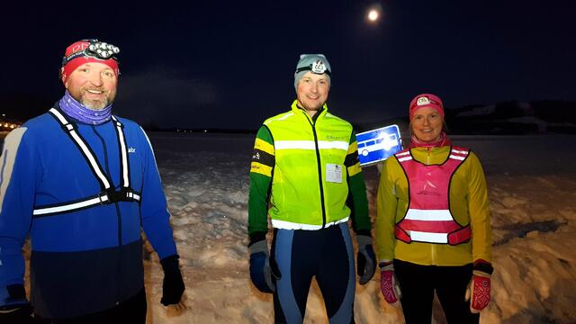 Fellesstarten - eller trippelstarten - i Snøkuten tirsdag kveld bestod av fra venstre Miroslaw Baran, Espen og Anne Storslett. (Foto: Stein Arne Negård)