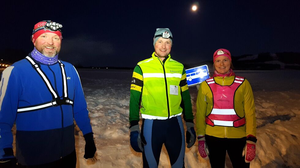 Fellesstarten - eller trippelstarten - i Snøkuten tirsdag kveld bestod av fra venstre Miroslaw Baran, Espen og Anne Storslett. (Foto: Stein Arne Negård)