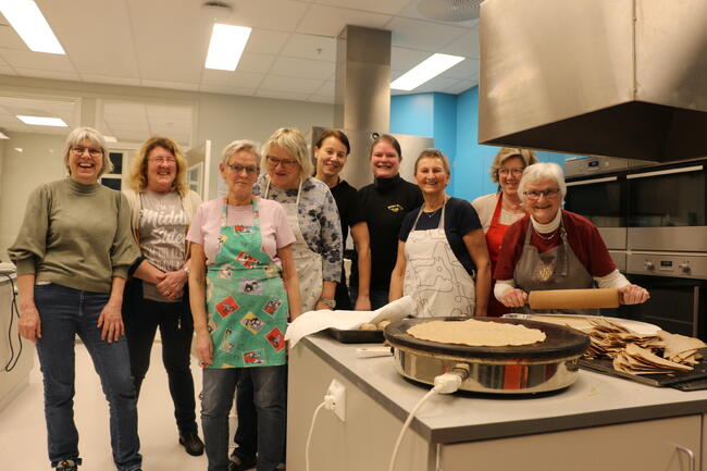 Matprodusenter fra Orkland og Skaun er representert med smaksrike retter under Ski-VM i Trondheim. Her fra flatbrødbaking som skal serveres til blant annet sodd og lapskaus. Fra venstre: Astrid Fagerholt, Eva Sjømo Dretvik, Inger Meistad Eriksen, Anne Melby Tande, Oddrun Helene Husby, Inger Karin Dyndal, Ingrid Sjoner, Kirsten Aasen og Gunvor Elise Tallerås.