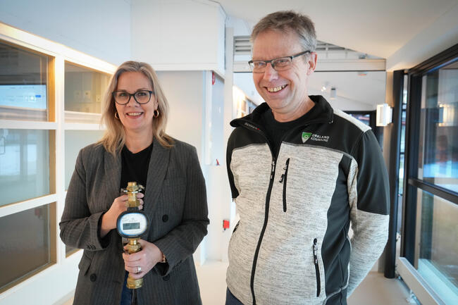 Kristin Johansen og Roar Santi Grindvold i Orkland kommune har en vennlig påminnelse til deg - som kan spare både lommeboka di og kommunebudsjettet. Foto: Ina Marie Holseth