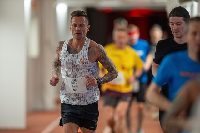 Det var fullt liv i kjelleren på Bislett stadion også på dag 3 av den store løpshelgen. Her med Janis Resnis, som løp inn til andreplass på dagens lengste distanse, 50 km. (Foto: Samuel Hafsahl)