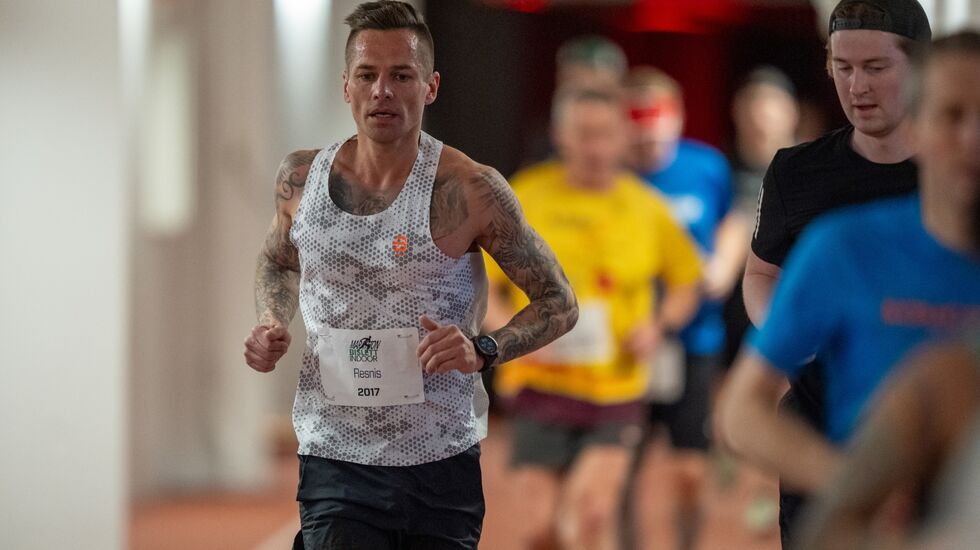 Det var fullt liv i kjelleren på Bislett stadion også på dag 3 av den store løpshelgen. Her med Janis Resnis, som løp inn til andreplass på dagens lengste distanse, 50 km. (Foto: Samuel Hafsahl)