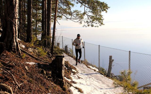 Jørgen Storhov Elisenberg i det mest spektakulære partiet midtveis i Mjøsen Trail-løypa. (Foto: Rolf Bakken)