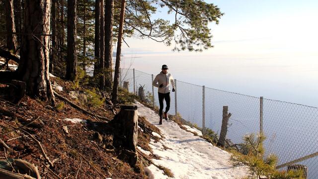 Jørgen Storhov Elisenberg i det mest spektakulære partiet midtveis i Mjøsen Trail-løypa. (Foto: Rolf Bakken)