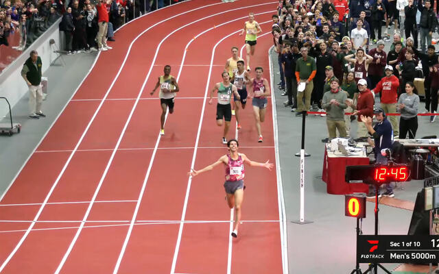 Grant Fisher var så suveren at de løperne vi ser bak han, ennå hadde over en runde igjen da Fisher kryssa målstreken. (Foto: skjermdump fra Flotrack)