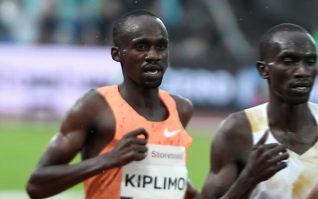 Jacob Kioplimo løp tidenes raskeste halvmaraton og sørget samtidig for tidenes kraftigste forbedring av en verdensrekord. Her fra Bislett Games i 2024. (Foto: Bjørn Johannessen)