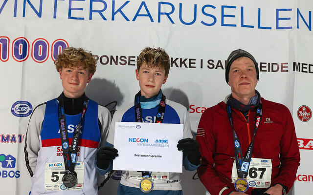 På premiepallen for 5 km menn står brødrene Sakarias og Hector Breivik, og Andreas Boge. (Alle foto: Arne Dag Myking)