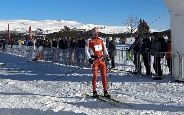 Tord Asle Gjerdalen i mål som suveren vinner av Furusjøen Rundt-rennet 2025. (Foto: Arrangøren)