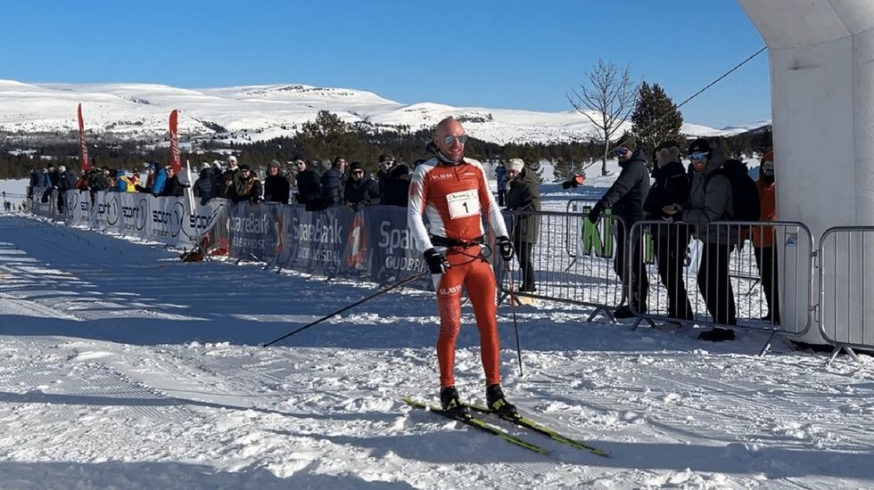 Tord Asle Gjerdalen i mål som suveren vinner av Furusjøen Rundt-rennet 2025. (Foto: Arrangøren)