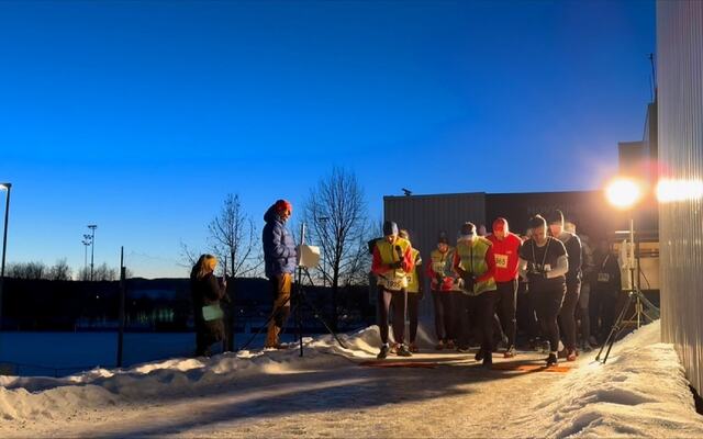Starten ved Prestrudhallen med 35 aktive i feltet. (Foto: Hilde Hagevik Odde)