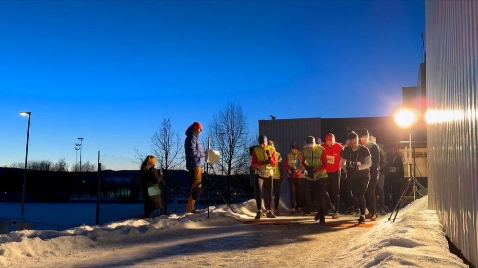Starten ved Prestrudhallen med 35 aktive i feltet. (Foto: Hilde Hagevik Odde)
