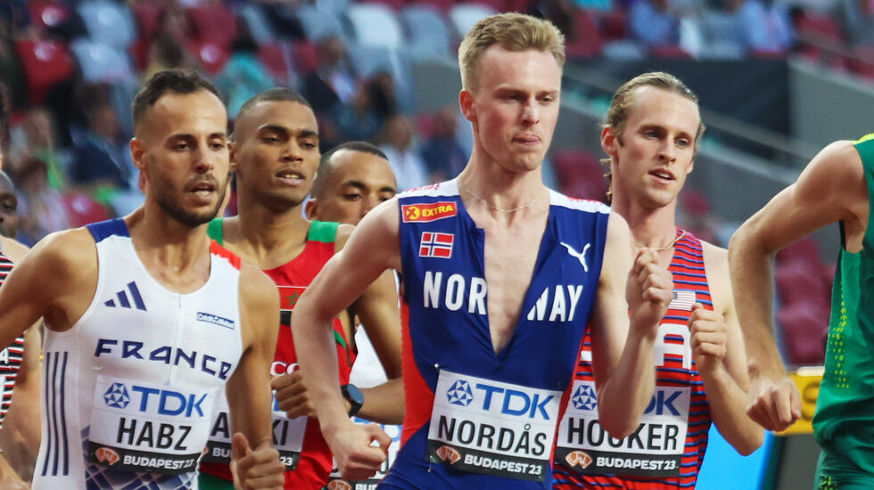 Både Narve Gilje Nordås og Cole Hocker har som mål å klare VM-kravet på 5000 m. Her ser vi dem under 1500 m-forsøket i VM i Budapest. (Foto: Arne Dag Myking)