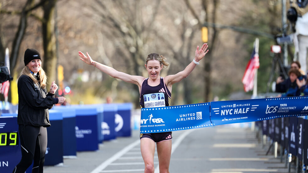 Karoline Bjerkeli Grøvdal kryssa målstreken som vinner av NYC Half i fjor og vil forsøke å gjenta bedriften i år. (Foto: NYRR)