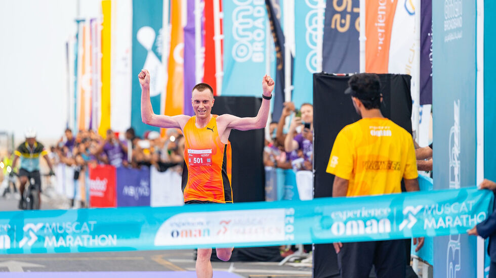 Sondre Nordstad Moen kunne jublende krysse målstreken som vinner av halvmaratondistansen i Oman Muscat Marathon. (Foto: arrangøren)