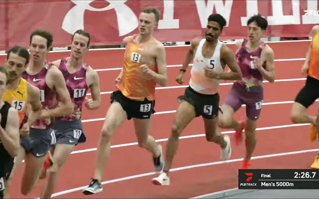 Narve Gilje Nordås (13) ligger her i rygg på Cole Hocker som vant løpet. (Skjermdump: Flotrack)