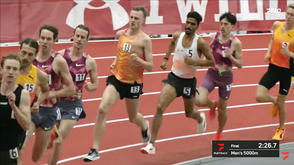 Narve Gilje Nordås (13) ligger her i rygg på Cole Hocker som vant løpet. (Skjermdump: Flotrack)