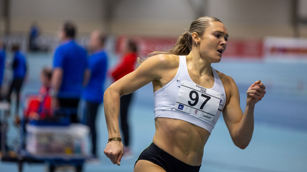 Amanda Grefstad Frøynes venta ikke på noen og løp inn til et klart NM-gull på 800 m i Rudhallen i Bærum. (Foto: Samuel Hafsahl)