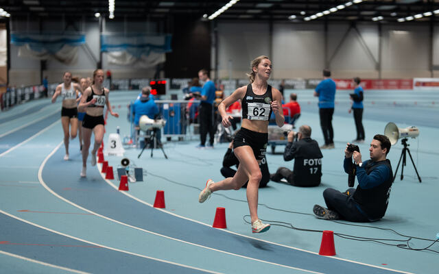 Kristine Lande Dommersnes avgjorde med et par runder igjen, og forsvarte gullet på 3000 meter fra i fjor. (Foto: Samuel Hafsahl)