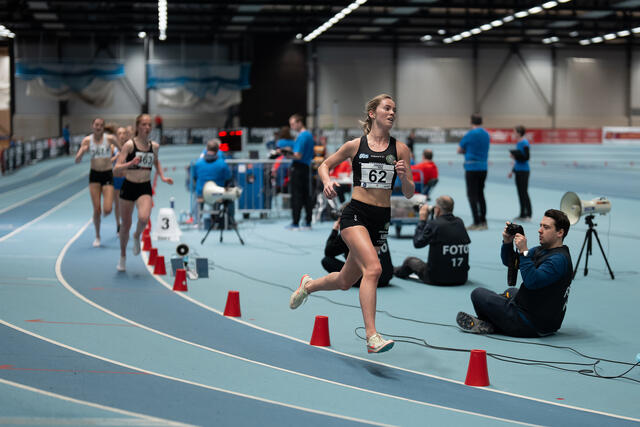 Kristine Lande Dommersnes avgjorde med et par runder igjen, og forsvarte gullet på 3000 meter fra i fjor. (Foto: Samuel Hafsahl)